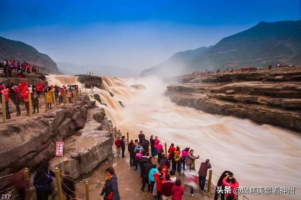 The stunning Hukou Waterfall in the photographer's lens